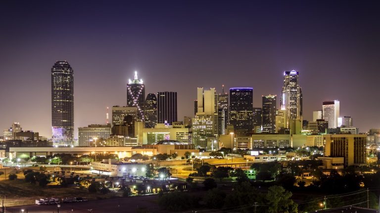 El horizonte del centro de Dallas iluminado de noche