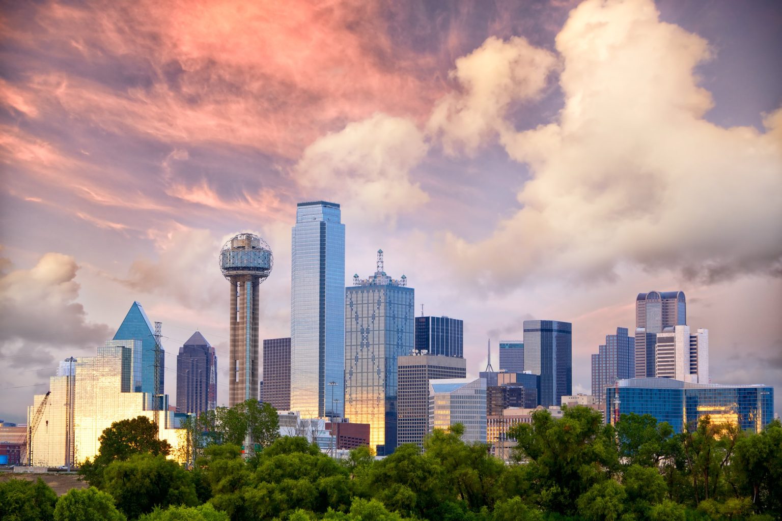 El horizonte de Dallas al atardecer con la Reunion Tower