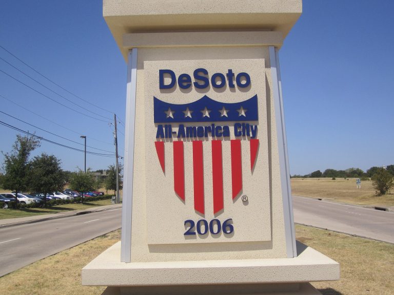 Letrero de entrada “All-America City” en DeSoto, Texas