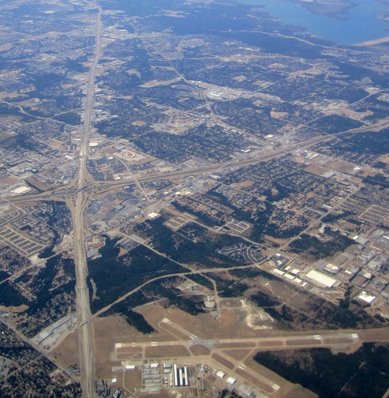 Vista aérea de Duncanville y el lago Joe Pool, Texas