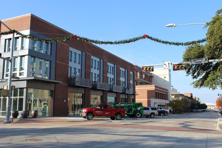 Fachadas de tiendas en State Street y Fifth Street, en el centro de Garland, Texas