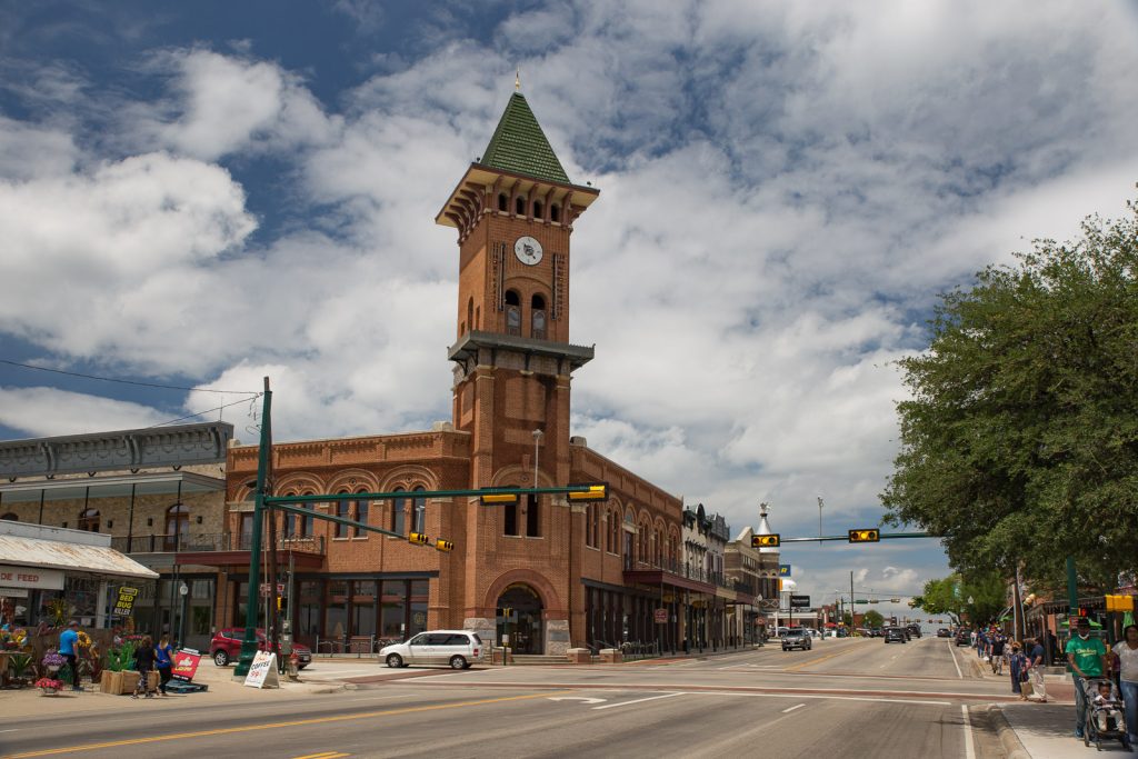 Torre del reloj del Centro de Información al Visitante en Main Street, Grapevine, Texas