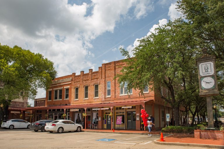 Fachadas históricas en el centro de Lancaster, Texas
