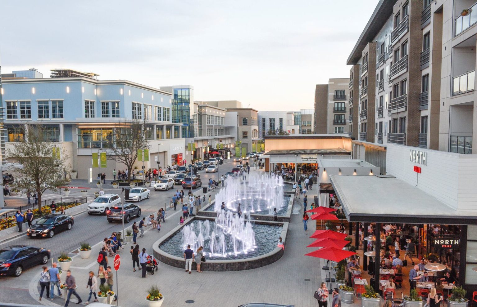 Plaza con fuente en Legacy West, Plano, Texas