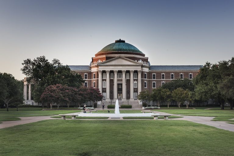 Dallas Hall en el campus de Southern Methodist University en University Park, Texas